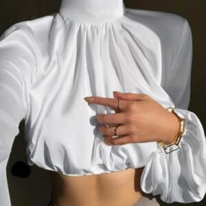 Blouse en satin blanc à manches volumineuses et col haut