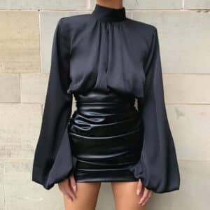 Blouse satin noir à manches volumineuses et col haut