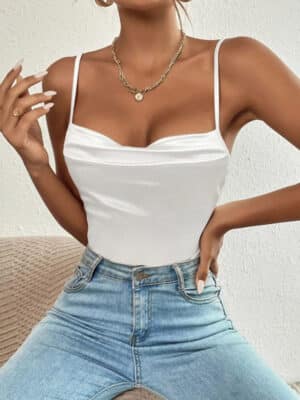 Body en satin blanc avec col drapé.