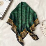 Foulard en satin Giselle