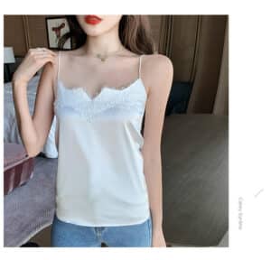 Caraco en satin blanc avec dentelle séduisante