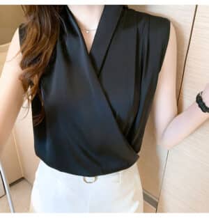 Blouse sans manches en satin noir