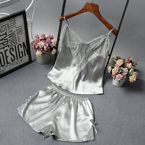 Pyjama en satin gris Élégance
