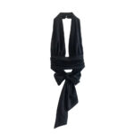 Top satin noir avec décolleté plongeant et dos nu.