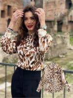 Blouse satinée à manches longues avec imprimé léopard brun