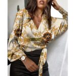 Blouse croisée en satin blanc avec motif chaîne et nœud