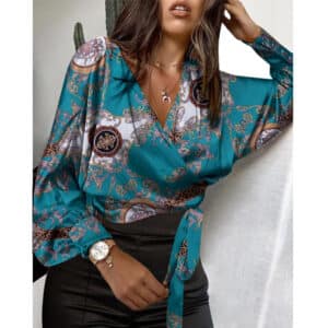 Blouse croisée en satin bleu avec motif chaîne et nœud.