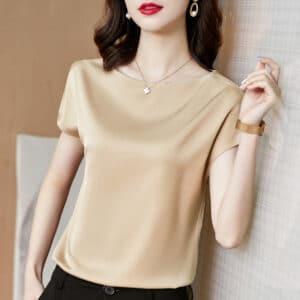 Blouse simple beige en satin à manches courtes