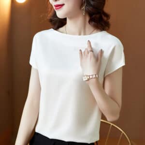 Blouse essentielle blanche en satin avec manches courtes