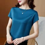 Blouse essentielle bleue en satin à manches courtes