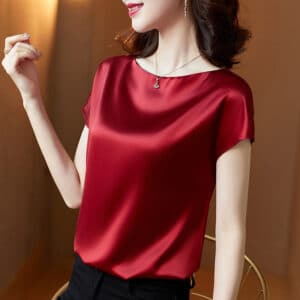 Blouse simple bordeaux en satin à manches courtes