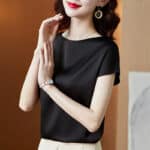 Blouse essentielle noire en satin à manches courtes