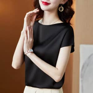 Blouse essentielle noire en satin à manches courtes