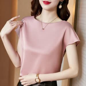 Blouse essentielle rose en satin à manches courtes