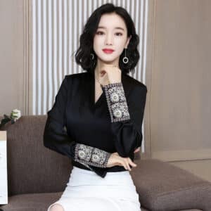 Blouse satinée noire avec broderies