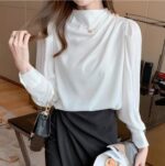 Blouse satinée blanche avec col haut et accents dorés