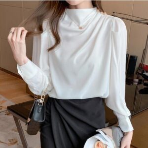 Blouse satinée blanche avec col haut et accents dorés