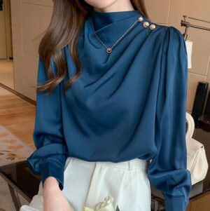 Blouse en satin bleue avec col haut et accents dorés