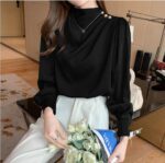 Blouse en satin noire à col montant avec embellissements dorés