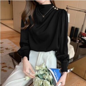Blouse en satin noire à col montant avec embellissements dorés