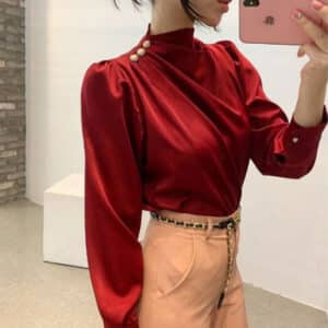 Blouse carmin en satin avec col haut et accents dorés