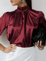 Blouse bordeaux en satin à manches volumineuses avec col haut