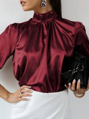 Blouse bordeaux en satin à manches volumineuses avec col haut
