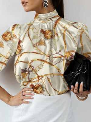 Blouse satinée blanche à motif chaîne avec col haut