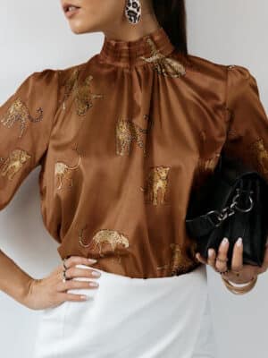 Blouse en satin brun à motif léopard avec col haut