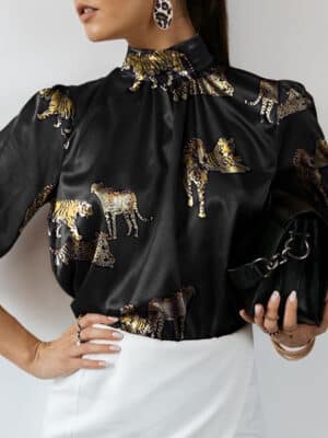 Blouse satin noire à imprimé tigre avec col haut