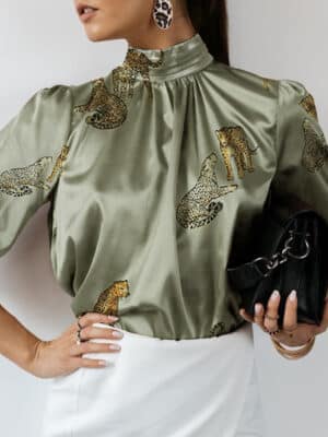 Blouse émeraude en satin à imprimé tigre avec col haut