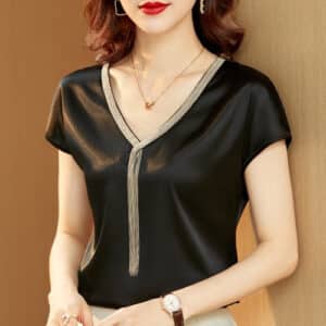 Blouse courte en satin noir avec embellissements dorés