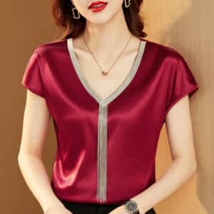 Blouse écarlate en satin à manches courtes avec accents dorés