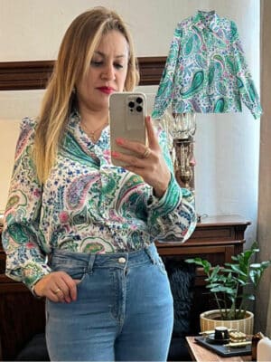 Blouse en satin bleu à manches longues avec design abstrait