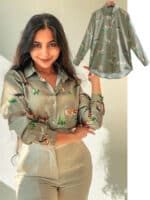 Blouse satinée verte à manches longues avec motif de cervidé