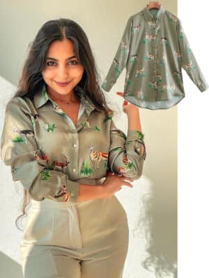Blouse satinée verte à manches longues avec motif de cervidé