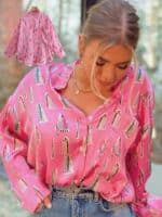 Blouse satin rose à manches longues avec motif de gratte-ciel