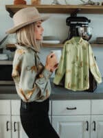 Blouse satinée à manches longues de couleur verte avec motif tigre