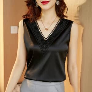 Blouse sans manches en satin de couleur noire ornée de broderies