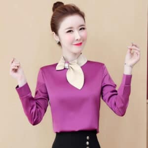 Blouse en satin pourpre à manches longues ornée d'un nœud beige