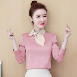 Blouse en satin rose à manches longues avec un nœud de couleur beige