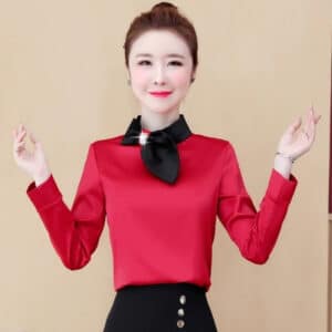 Blouse satin rouge à manches longues ornée d'un nœud noir