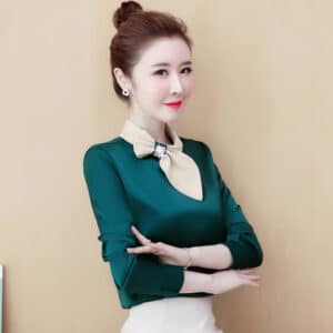 Blouse en satin vert à manches longues avec un nœud couleur crème