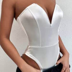 Body satin blanc à bustier avec décolleté profond