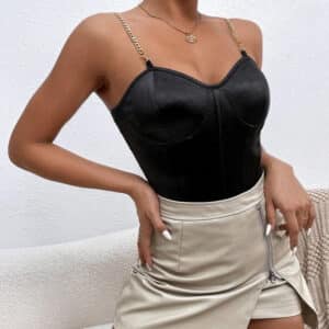 Body en satin noir avec des bretelles en chaîne.