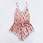 Body satin avec nœud et dentelle de couleur rose