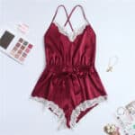 Body satin avec nœud et dentelle rouge