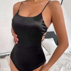 Body satin noir à dos nu orné d'un anneau