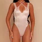 Body en satin à décolleté croisé de couleur crème