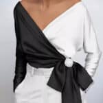 Blouse en satin à drapé blanc et noir